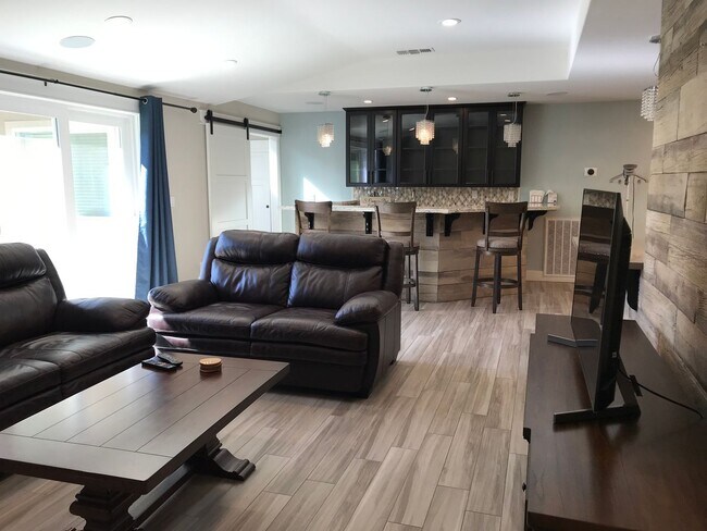 Building Photo - Gorgeous 3 bedroom home available now