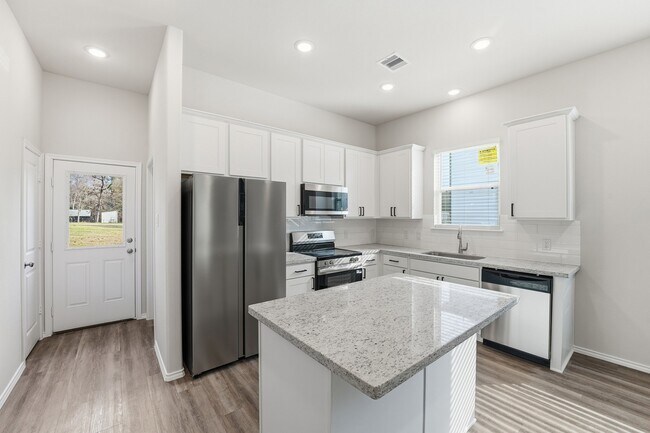 Building Photo - 15618 Sycamore Dr