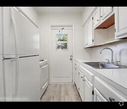 Building Photo - 427 Santander Ave