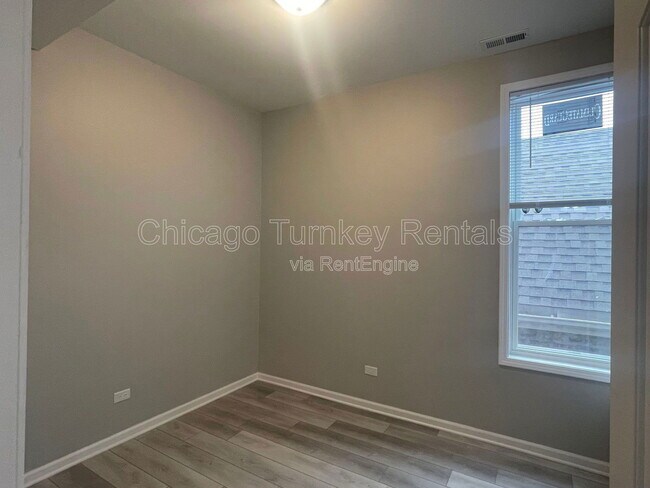 Building Photo - 2336 S Troy St