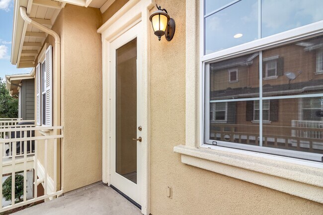 Building Photo - Live in Luxury: Fully Upgraded 2 Bedroom P...