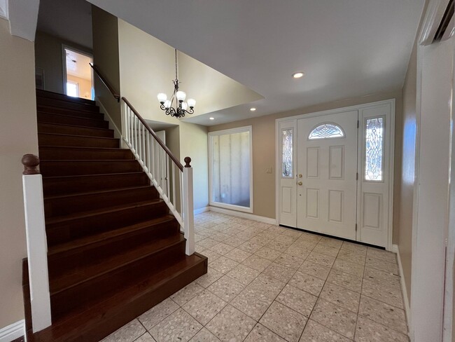 Building Photo - Northridge pool home w/5+3, including down...