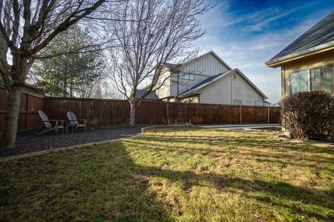 Building Photo - 2319 E Challis St