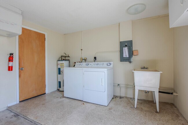 Building Photo - 3244 Pinetree St