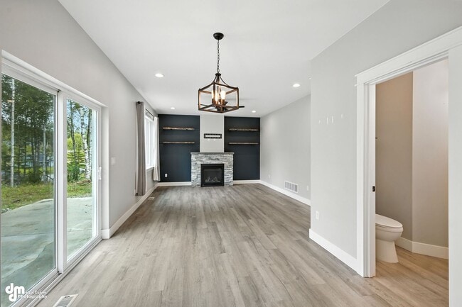 Building Photo - Charming & Updated 4BD/2.5BA!