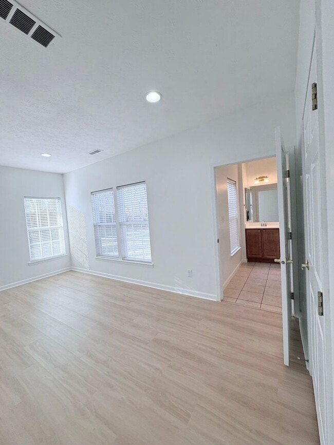 Building Photo - Charming 3 beds 2.5 baths in The Reserves of Beavercreek!