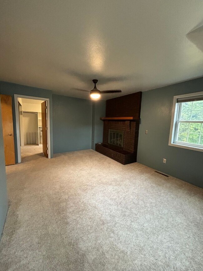 Building Photo - Spacious 4BR, 2.5BA home on 1.3 acres in O...