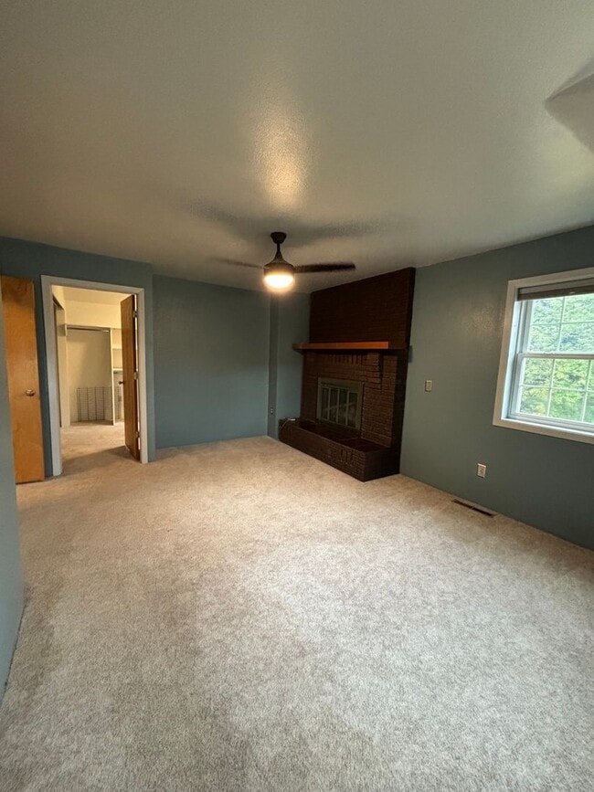 Building Photo - Spacious 4BR, 2.5BA home on 1.3 acres in Orchard Homes