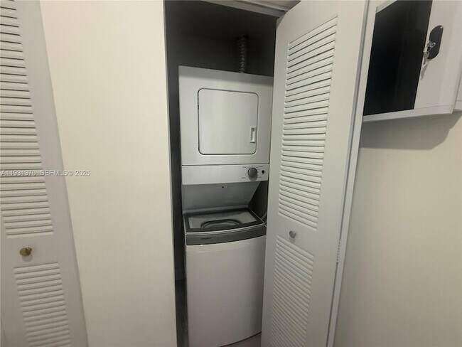 Building Photo - 853 E 24th St