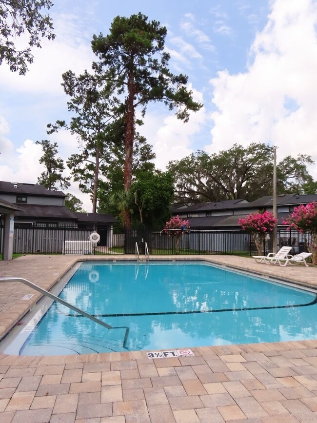 Building Photo - Space, Style & Location You’ll Love