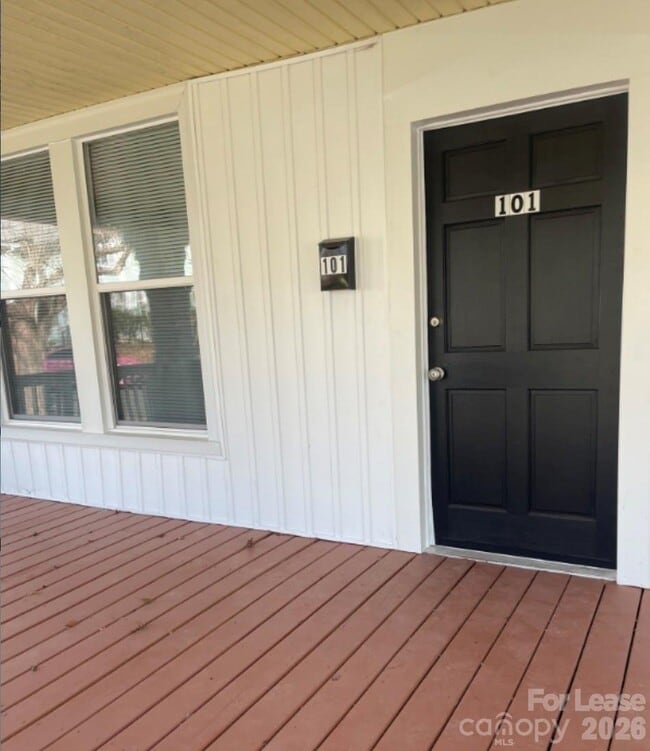 Building Photo - 711 S Jackson St