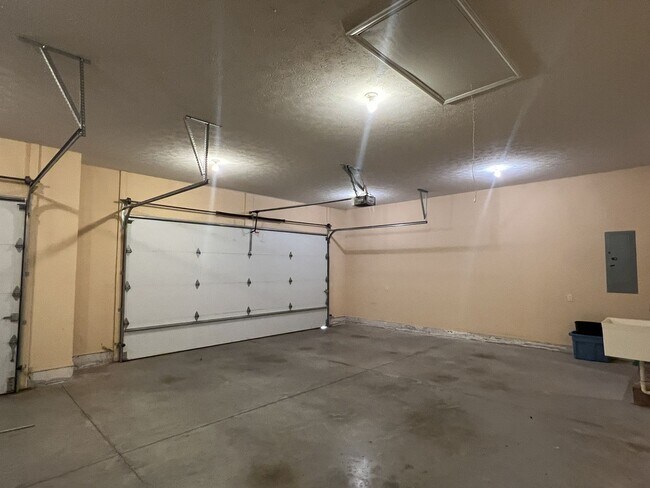 Building Photo - Spacious Family Home in Republic