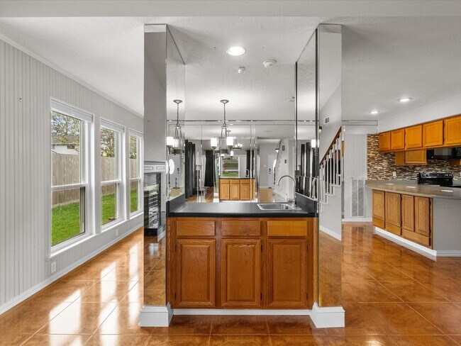 Building Photo - 4214 Fernside Dr