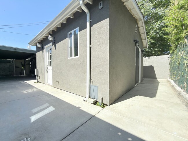 Building Photo - Modern 2BD/2BA ADU in Prime Toluca Terrace Location
