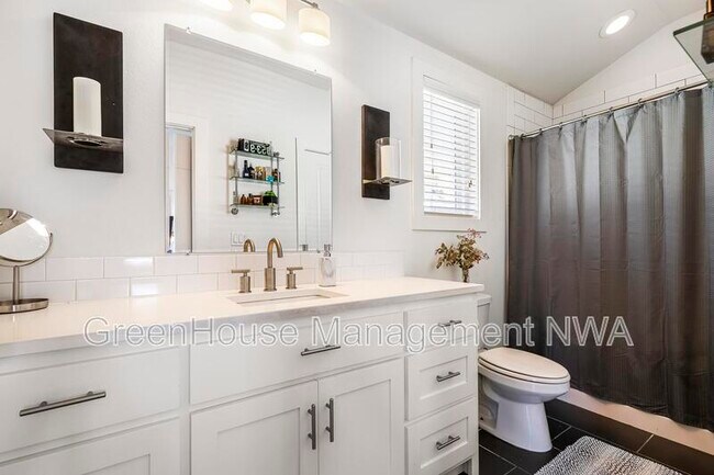 Building Photo - 636 SW B St