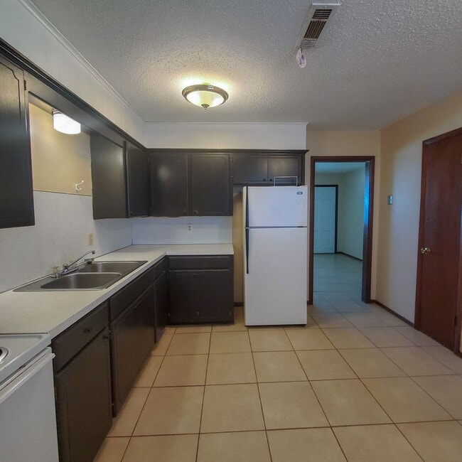 Building Photo - 2429 N Market Ave