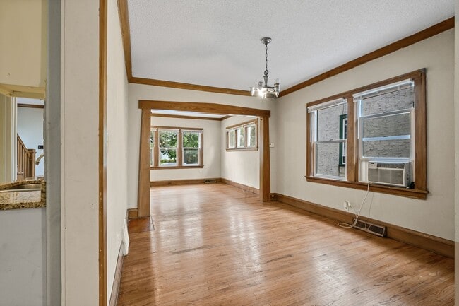 Building Photo - MUST SEE 5BD/2BA in Como near U of M! Avail. 9/1/26