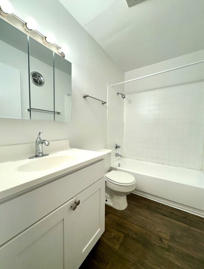 Building Photo - **$750 DEPOSIT & FREE FIRST MONTH'S RENT** Hudson Court - Spacious Main Floor Unit~ Great Natural...