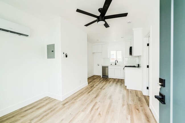 Building Photo - 7020 Schroll St