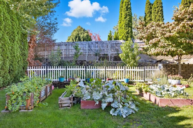 Building Photo - 355 Cindy Rd