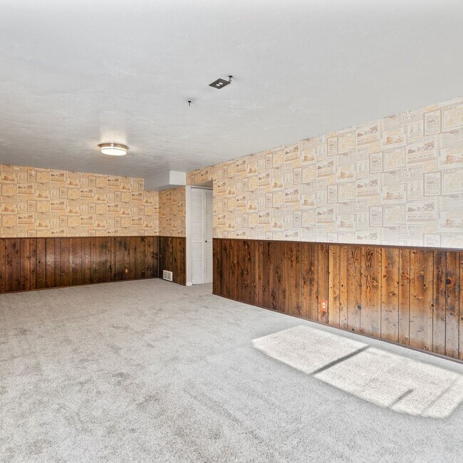 Building Photo - Large Murray 4 Bedroom Home