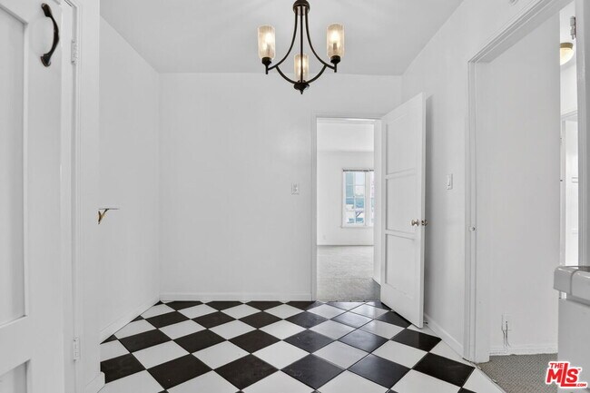 Building Photo - 314 N St Andrews Pl