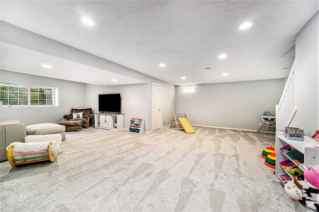 Building Photo - 150 Burwyck Park Dr