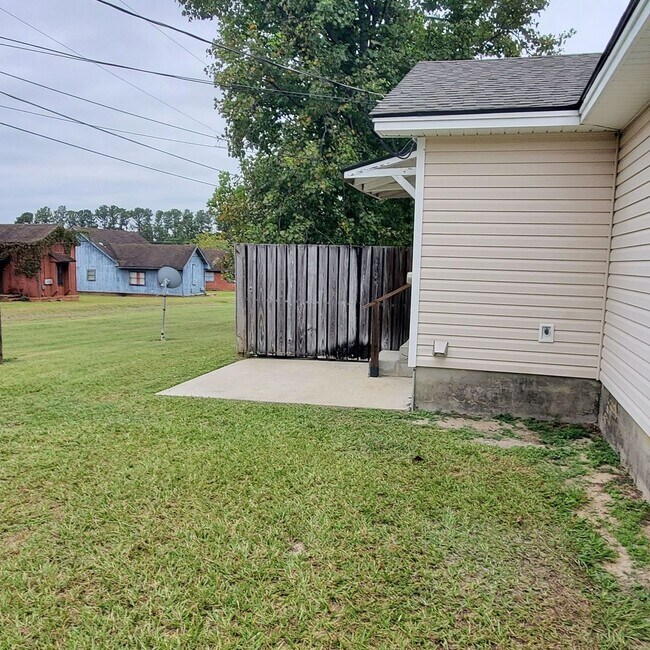 Building Photo - 1745 Poplar St