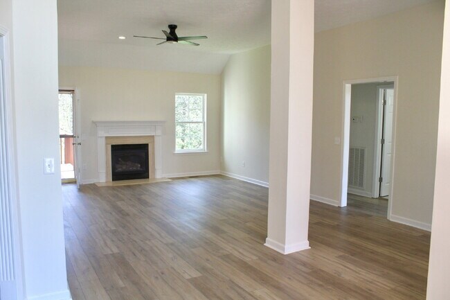 Building Photo - Stunning Move-In Ready Home in Hendersonville – Minutes from Old Hickory Lake!