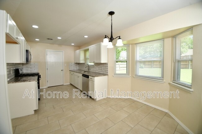 Building Photo - 401 N Fir Pl