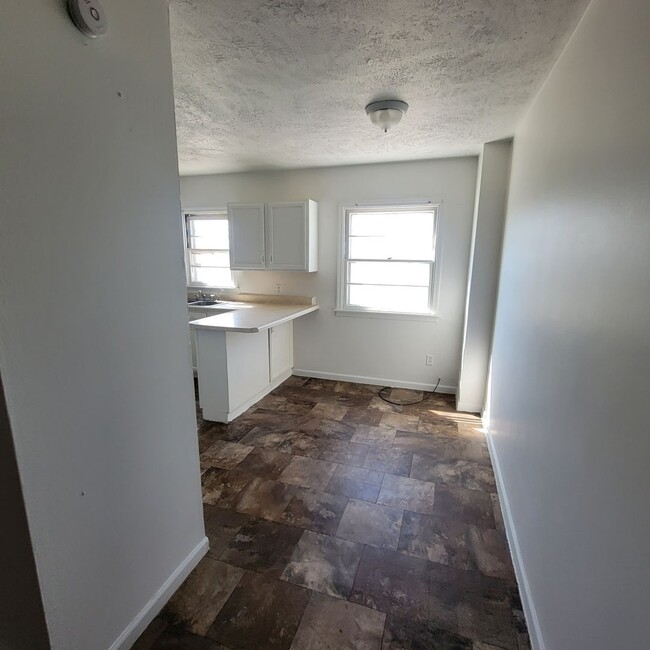 Building Photo - $100 - 2 Bedroom 1 Bathroom Townhome