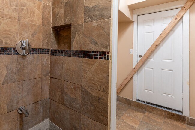 Building Photo - Recently renovated 1 bedroom, 1 bathroom a...