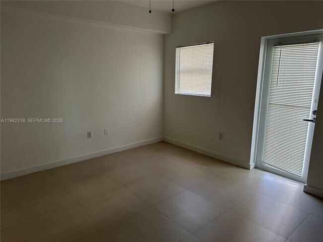 Building Photo - 471 NE 25th St