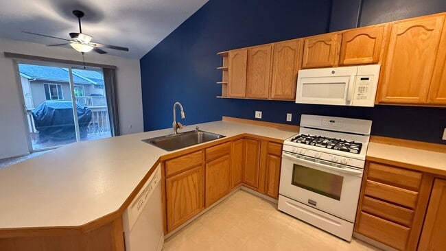 Building Photo - 3 Bed, 2 Bath Townhouse Between Elmore and...