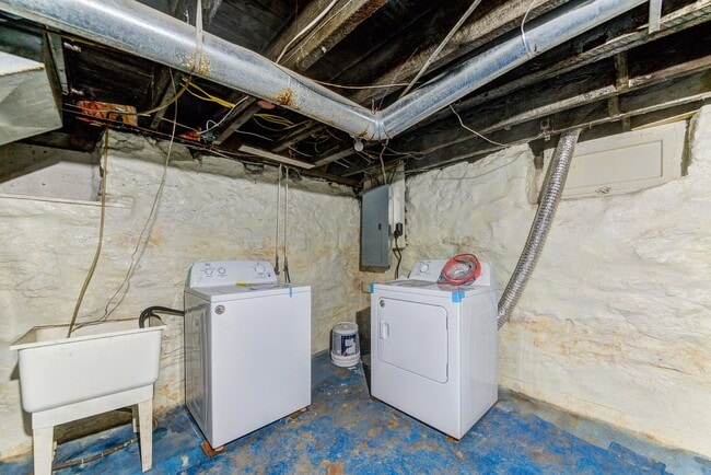 Building Photo - AVAILABLE MAY 2024 - Recently Renovated 2 ...