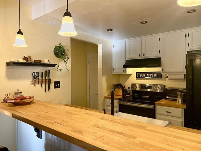 Building Photo - Fully Furnished 2B/1B Condo Available Now!