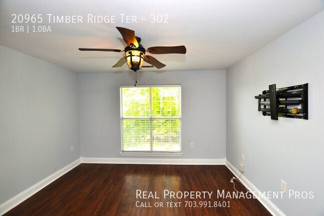 Building Photo - Beautifully Updated 3rd Floor Condo For Re...