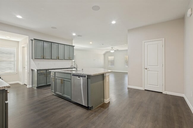Building Photo - 707 Range Dr