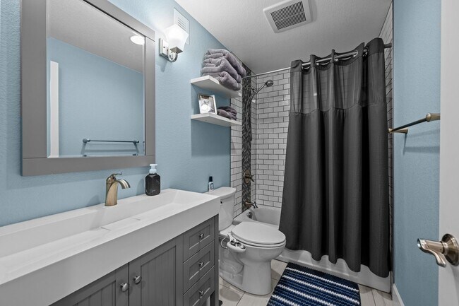 Building Photo - 15411 Village Cir E