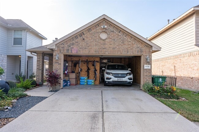 Building Photo - 10706 Plum Dale Way