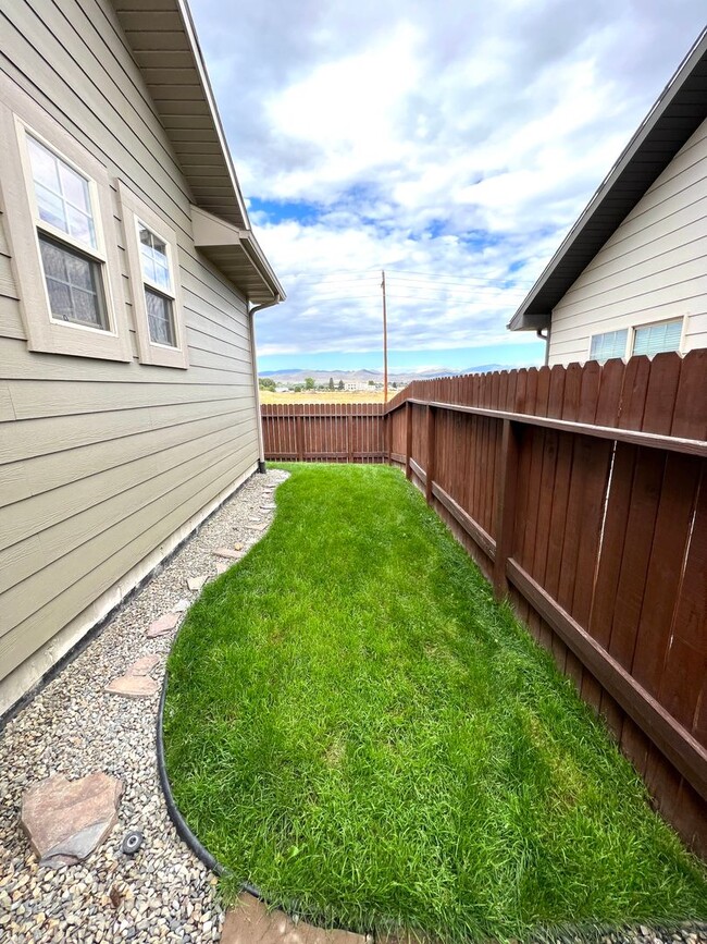 Building Photo - Pet Friendly 3 Bed 2 Bath Single Level Con...