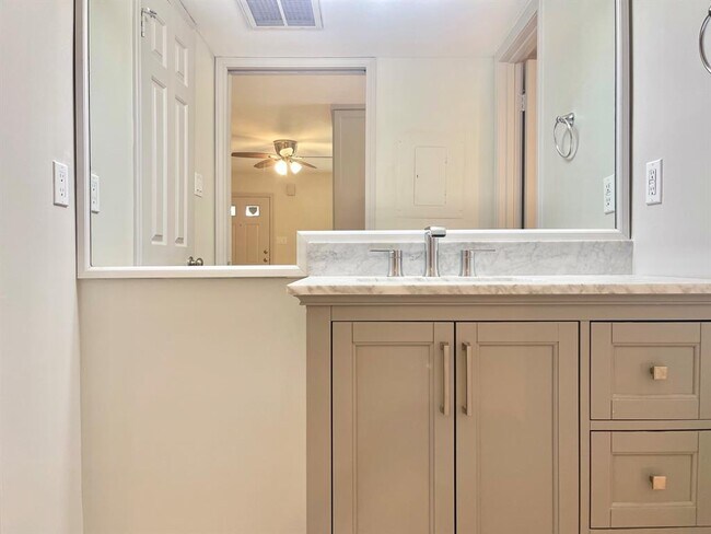Building Photo - 1311 Antoine Dr