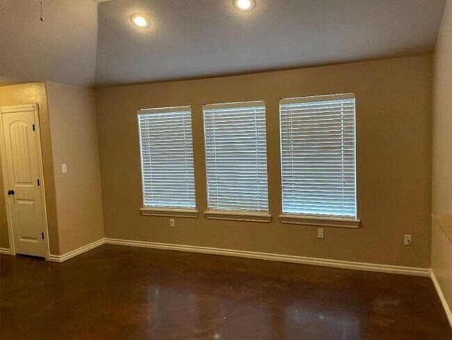 Building Photo - 2513 SW E Ave