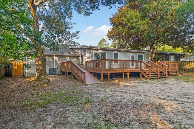 Building Photo - Pet Friendly!  Ideal location to Eglin AFB!!