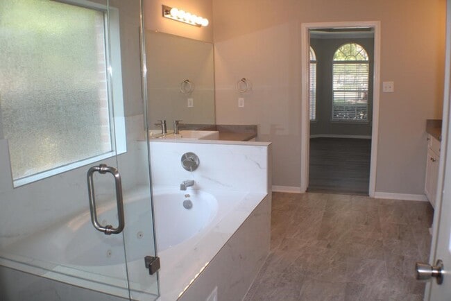 Building Photo - 2411 Rose Hollow Dr