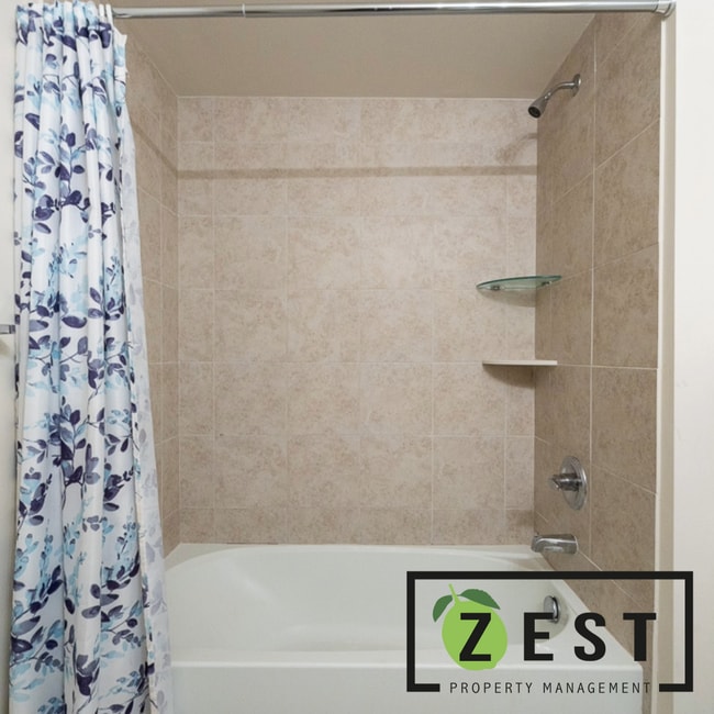 Building Photo - Amazing 3Bedroom 2 Baths