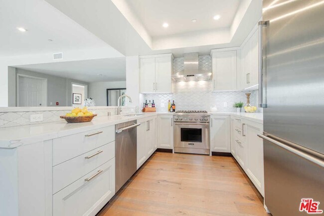 Kitchen - 1500 S Beverly Dr