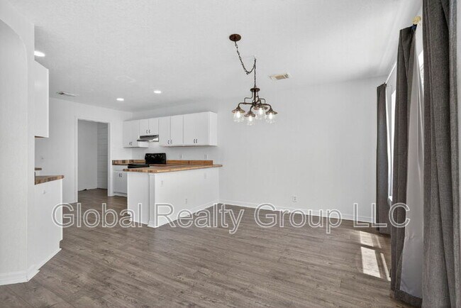 Building Photo - 215 Chisholm Trail