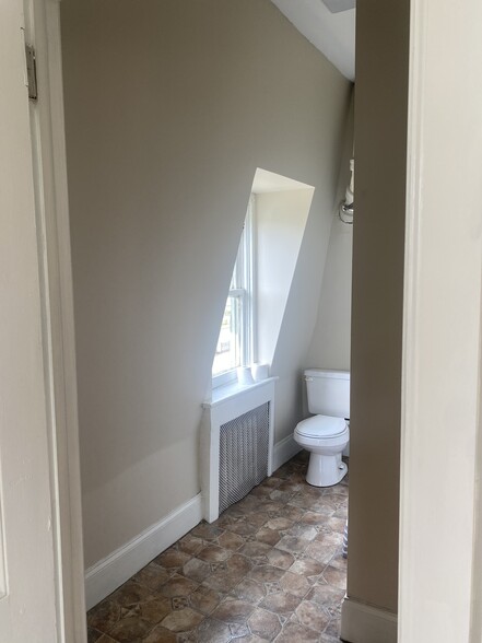 Building Photo - 1108 W 4th St