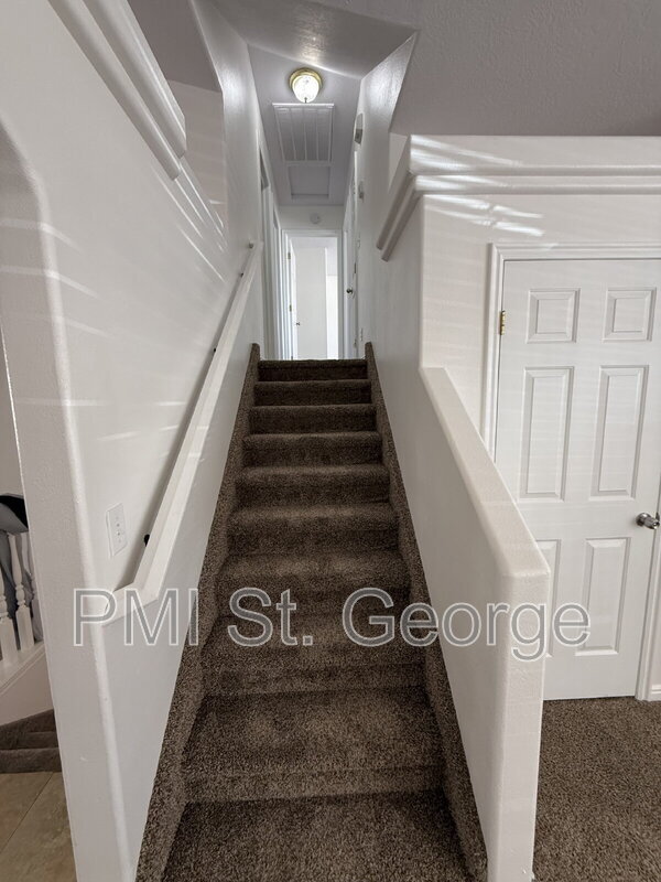 Building Photo - 1947 E 40 S Cir
